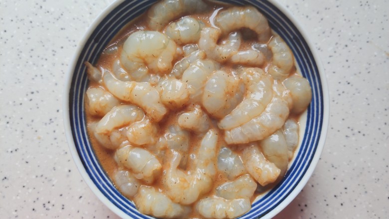豌豆炒虾仁,抓均匀,腌制备用