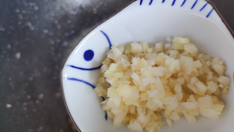 豌豆炒虾仁,待锅内油热,下生姜大蒜末