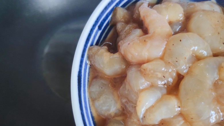 豌豆炒虾仁,加入虾仁(撇去腌制过程中产生的水分)