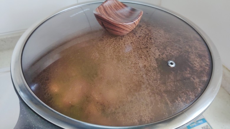 豌豆炒虾仁,盖上锅盖,转小火焖煮1分钟