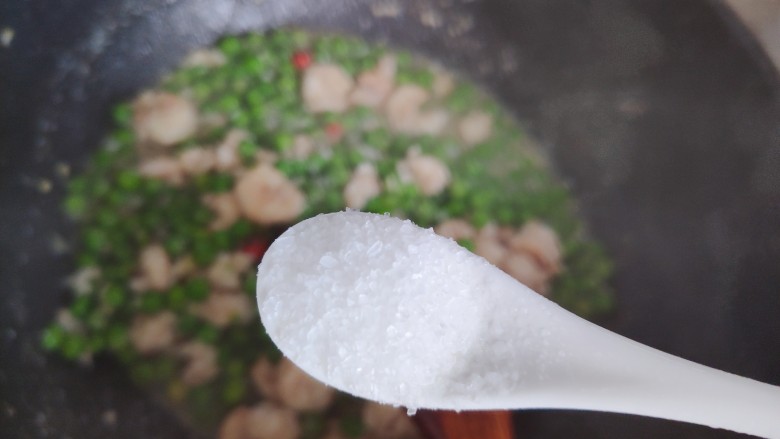 豌豆炒虾仁,待锅内汤汁差不多收紧,加一小勺细盐