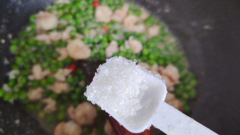 豌豆炒虾仁,加一小勺细砂糖,翻炒均匀即可