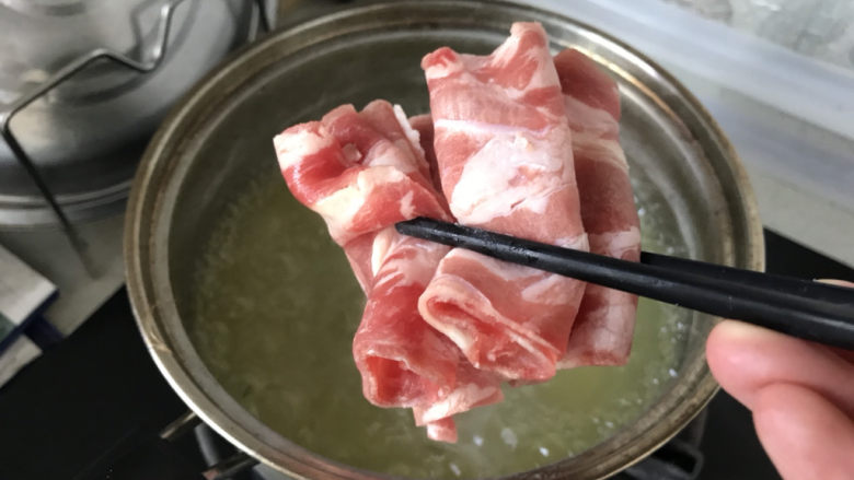 日式肥牛饭,把<a style='color:red;display:inline-block;' href='/shicai/ 9692'>肥牛卷</a>放入沸水中飞水;