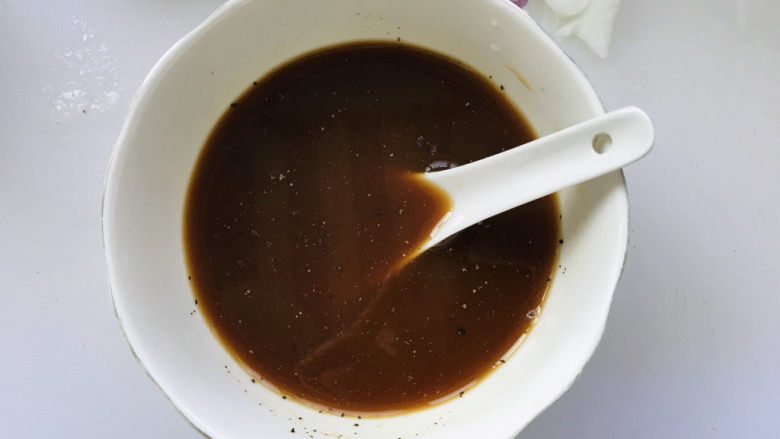 日式肥牛饭,调匀料汁备用;