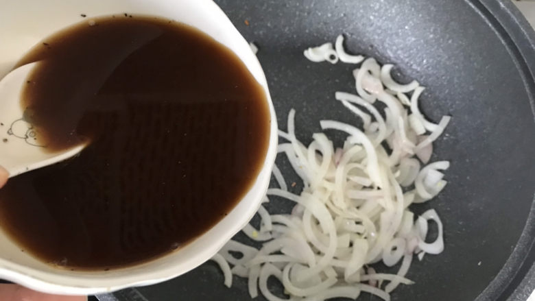 日式肥牛饭,倒入刚才调好的料汁;