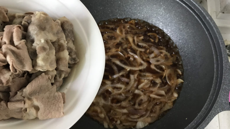 日式肥牛饭,放入肥牛卷;