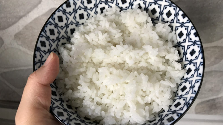 日式肥牛饭,盛一碗米饭;