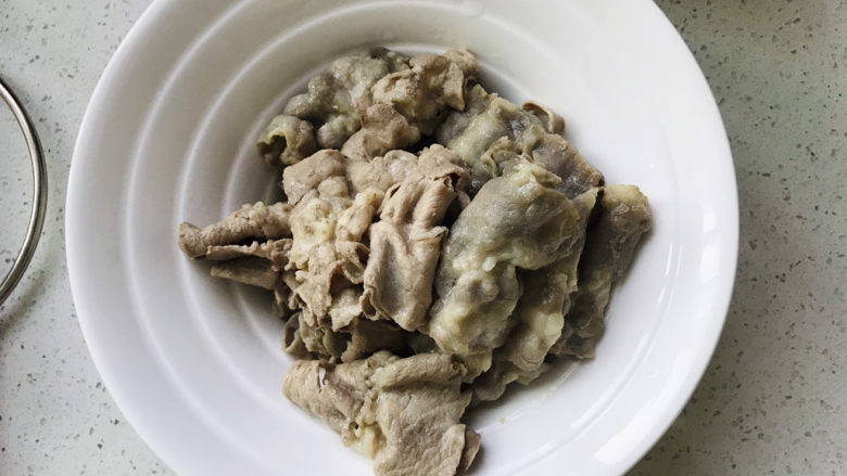 日式肥牛饭,肥牛卷变色即刻捞出备用;