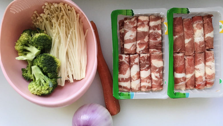 日式肥牛饭,所有用到的食材都在这里了，我做的是三个人的量，买了两盒肥牛400克；