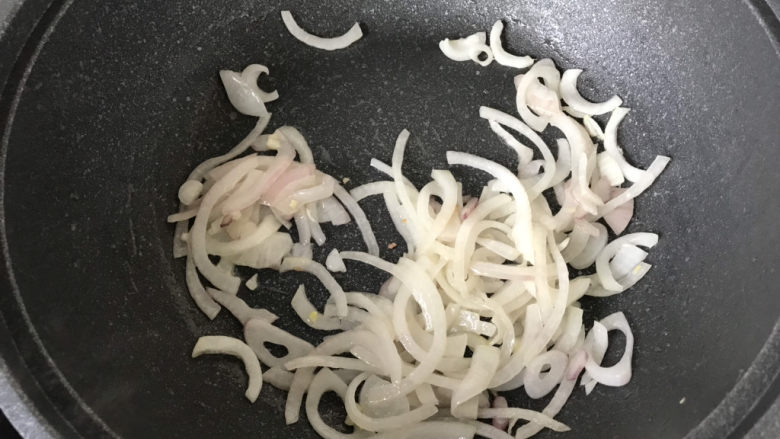 日式肥牛饭,炒至洋葱透明超软;