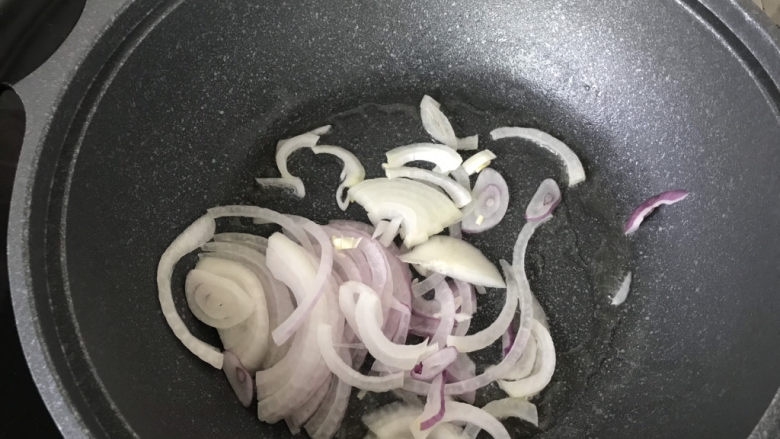 日式肥牛饭,放入洋葱丝滑炒;