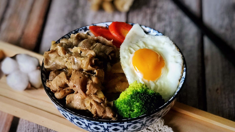 日式肥牛饭,再码上金针菇、胡萝卜片、西兰花和煎蛋,一份色香味俱全的日式肥牛饭完成!