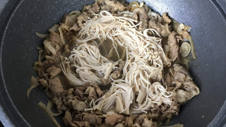 日式肥牛饭,再放入金针菇,等待收汁;