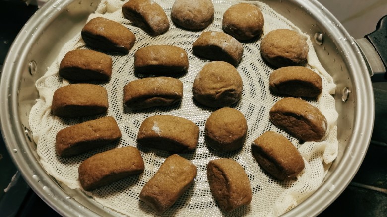 荞麦馒头,凉水上锅 每个馒头之间留有空隙 以免粘连