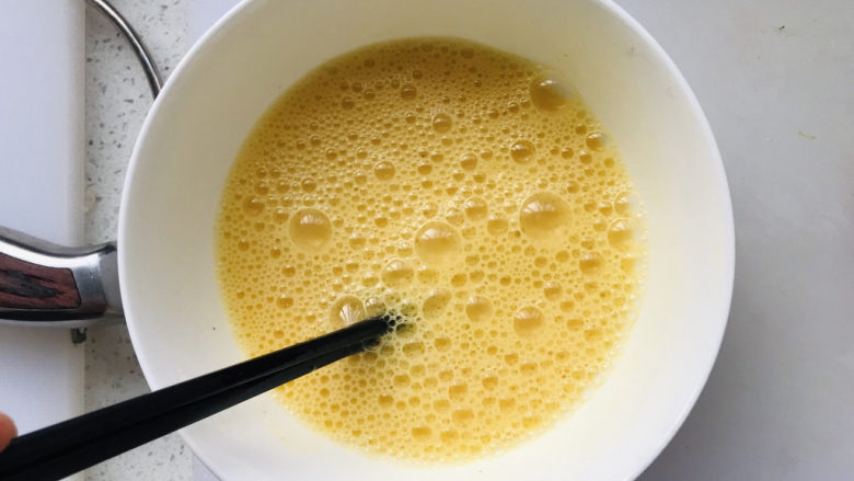 香肠炒蛋,将蛋液用筷子充分打匀;