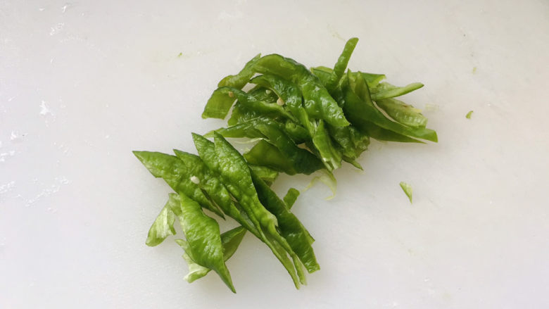 香肠炒蛋,<a style='color:red;display:inline-block;' href='/shicai/ 61'>青椒</a>洗净切丝;