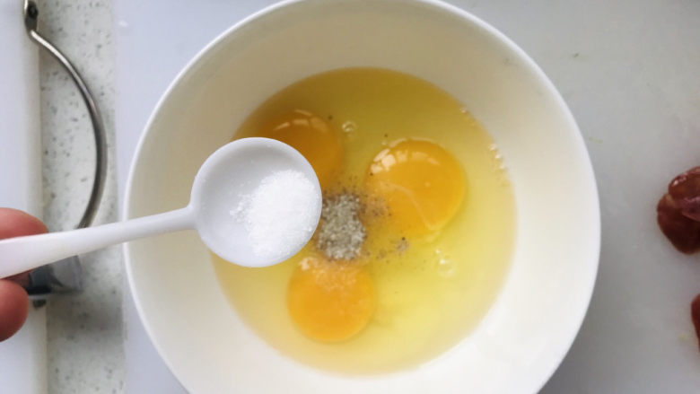 香肠炒蛋,再加适量的盐;