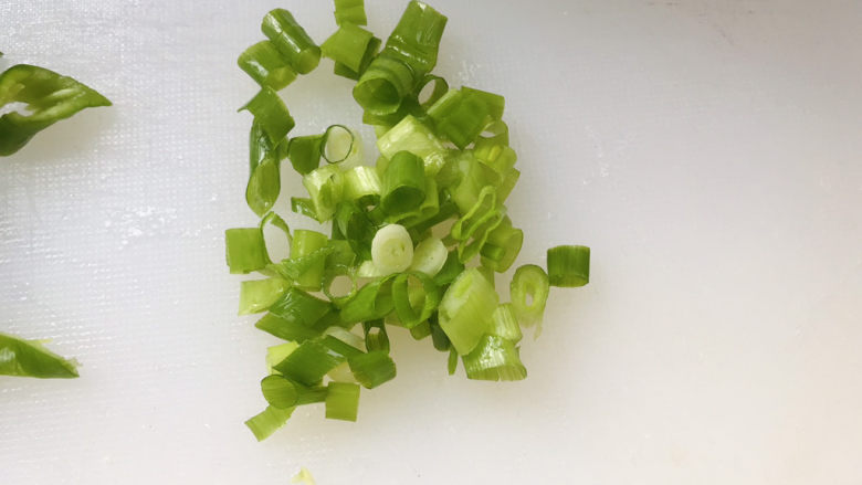 香肠炒蛋,小葱切碎;