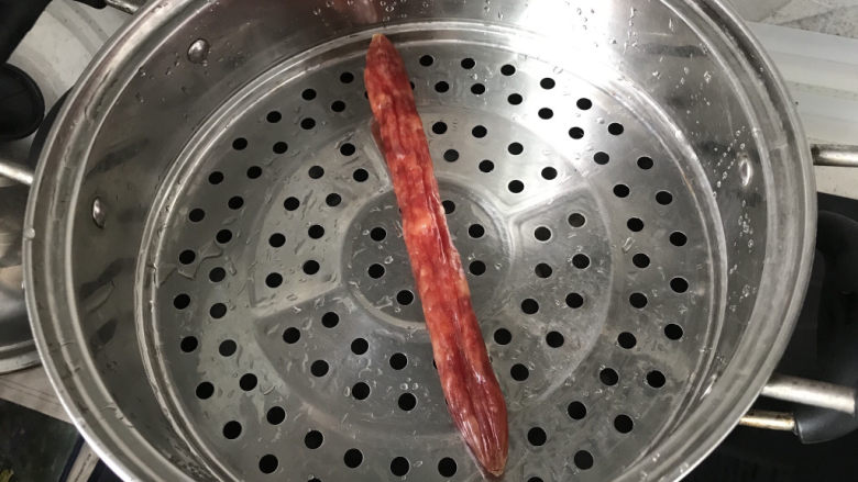 香肠炒蛋,香肠上蒸锅蒸15分钟;