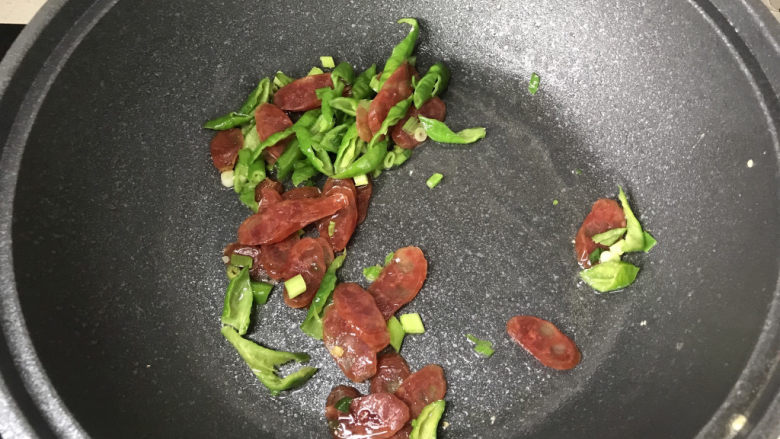 香肠炒蛋,炒香后加入香肠片继续翻炒;
