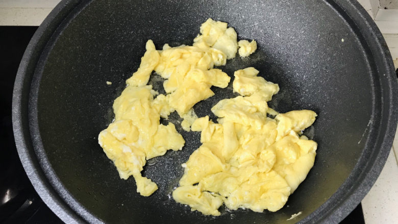 香肠炒蛋,中小火滑炒鸡蛋,炒好盛出备用;