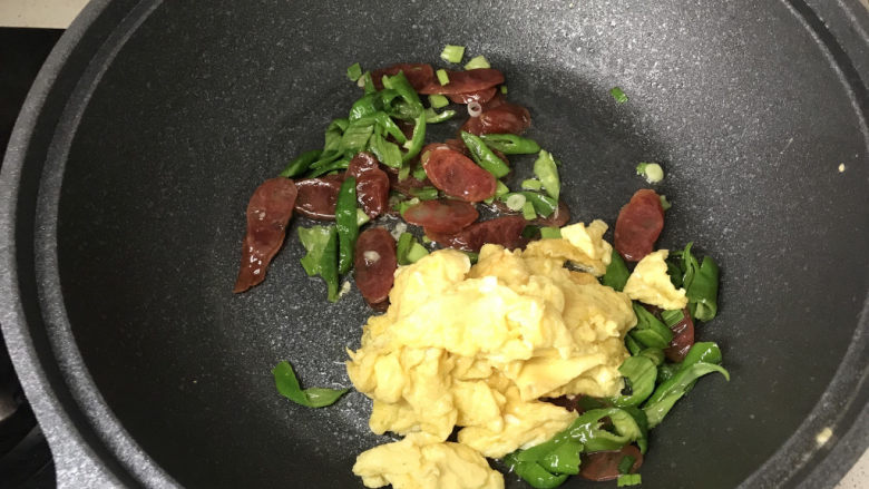 香肠炒蛋,放入炒好的鸡蛋,炒匀;
