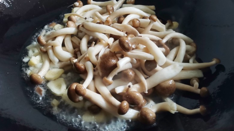 荷兰豆炒菌菇,放入菌菇煸炒出水分,