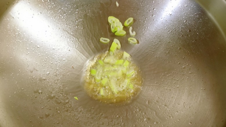 平菇豆腐汤,起油锅 放入食用油 油热后放入葱片 炒出香味