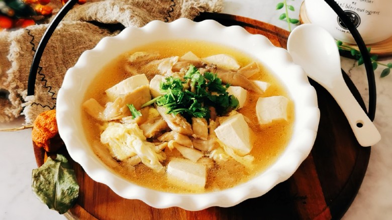 平菇豆腐汤,出锅装盘