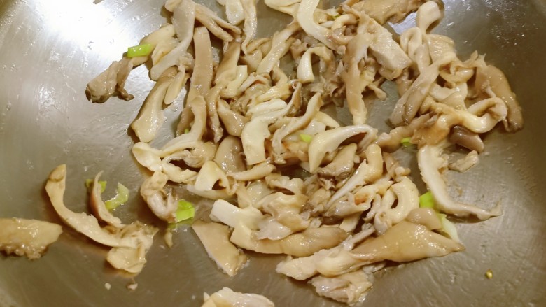平菇豆腐汤,放入平菇翻炒2分钟