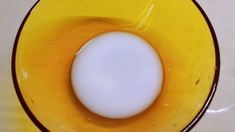 平菇豆腐汤,干淀粉加入清水 形成水淀粉备用