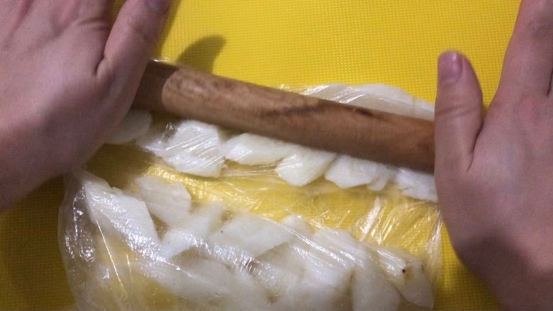 山药红豆糕,晾凉后装入食品袋中,用擀面杖碾压