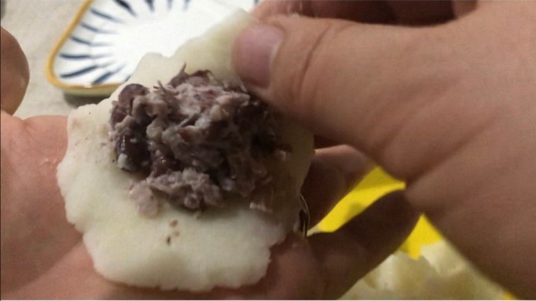 山药红豆糕,捏成薄片,把红豆沙包进去