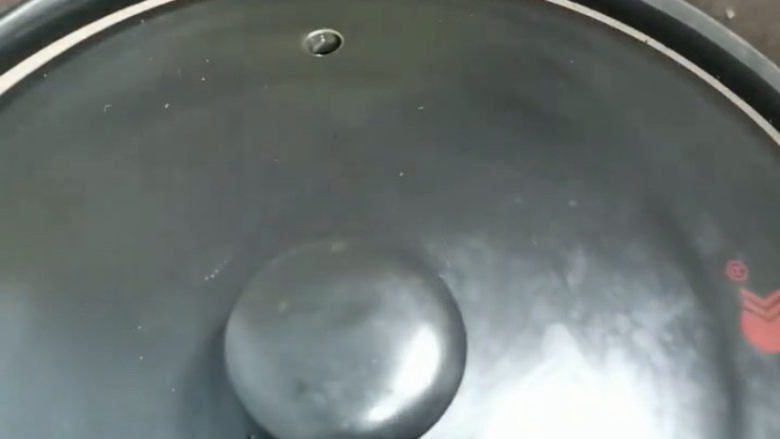 冬瓜薏米排骨汤,盖上盖子,大火烧开,转小火,慢炖一个小时