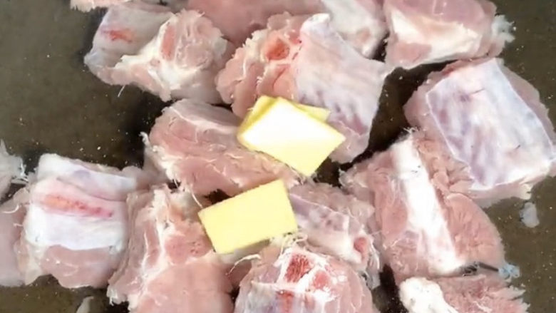 冬瓜薏米排骨汤,别忘了加点姜和料酒煮,去腥