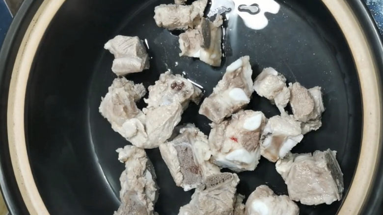 冬瓜薏米排骨汤,捞好的排骨倒入砂锅内。炖汤最好用砂锅,小火慢炖,这样炖出来的汤才最鲜美。你要是实在不想下这个功夫,那就用快速的高压锅也可以😂