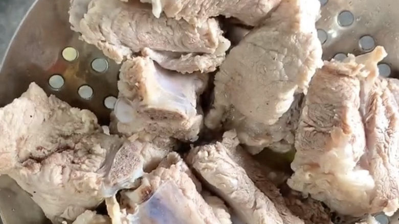 冬瓜薏米排骨汤,抄好的排骨捞出,清洗掉血沫备用