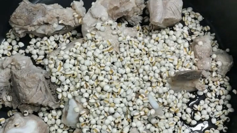 冬瓜薏米排骨汤,倒入薏米,薏米很难煮烂,所以要一早就进去煮