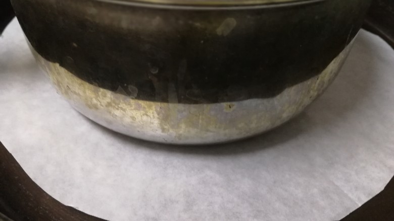 平底锅蛋卷,用一个底部圆形的容器压在油纸上,旋转压平。