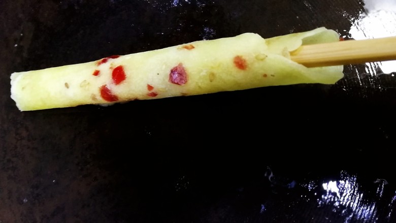 平底锅蛋卷,拔出筷子,卷好后放在锅边,小火慢煎,直到蛋卷表皮变硬,这样蛋卷更酥脆。