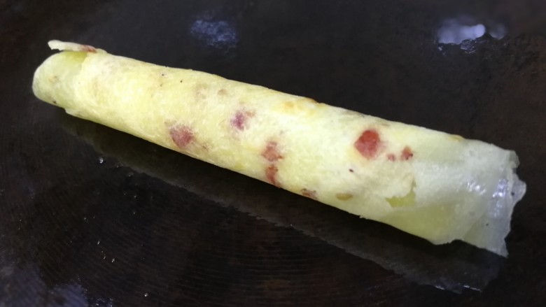 平底锅蛋卷,接着卷下一个,越卷越顺手。