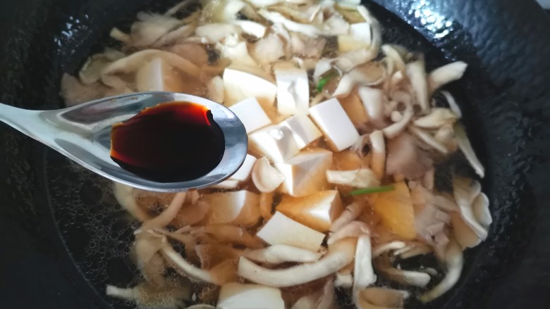 平菇豆腐汤,加入<a style='color:red;display:inline-block;' href='/shicai/ 788'>生抽</a>