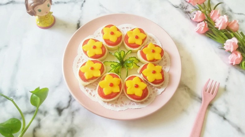 烤馒头片,摆盘,用黄瓜做花朵装饰一下。