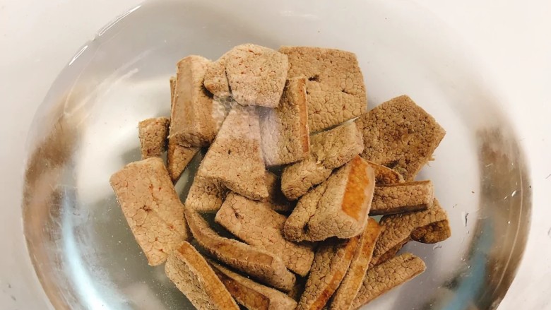 菠菜猪肝粥,焯水后,过凉备用。