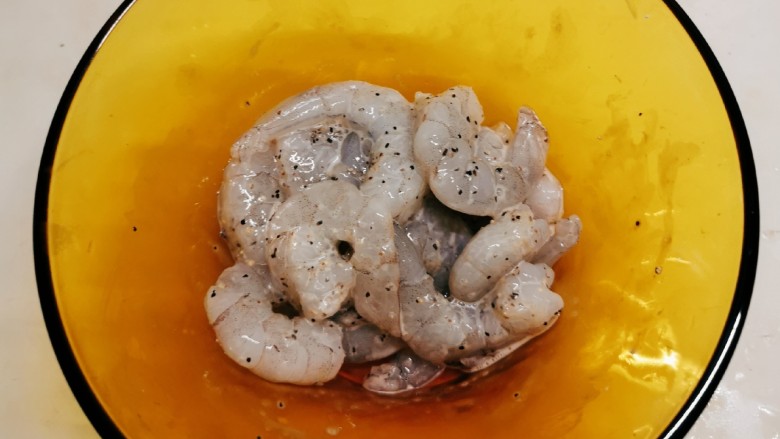 豌豆炒虾仁,抓拌均匀 腌制15分钟
