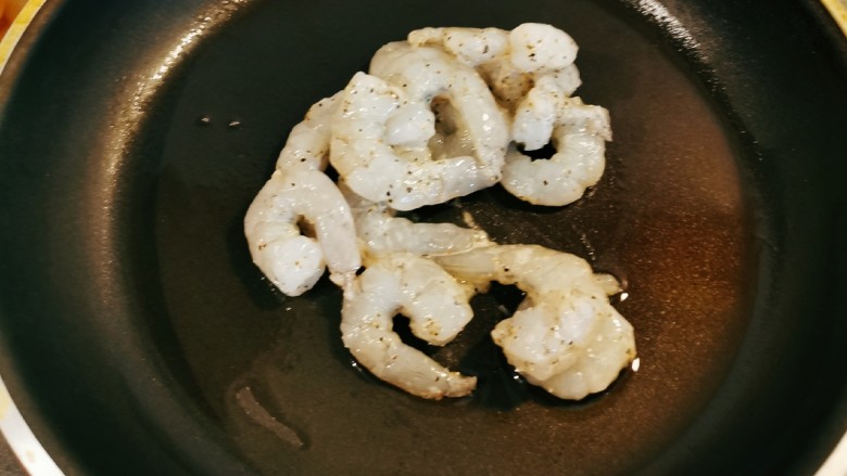 豌豆炒虾仁,起油锅 放入虾仁 小火翻炒