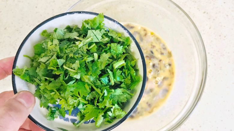 蚵仔煎,继续加入香菜末,搅拌均匀