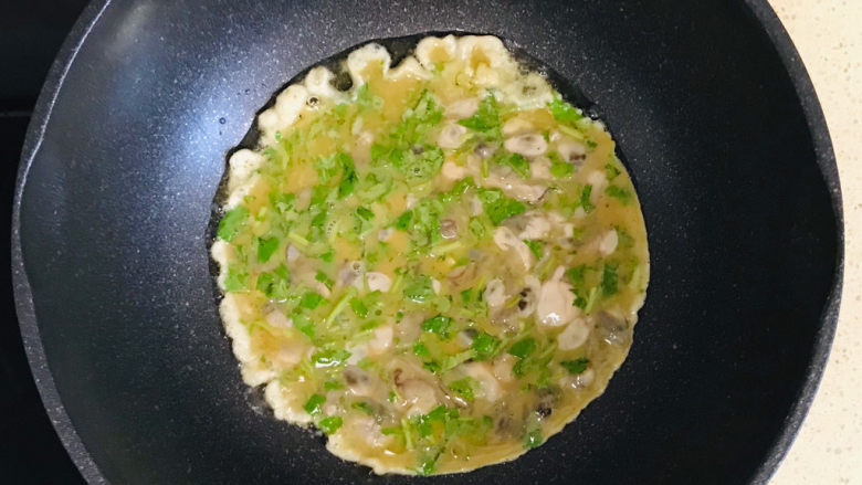 蚵仔煎,油烧热后,倒入海蛎子鸡蛋液