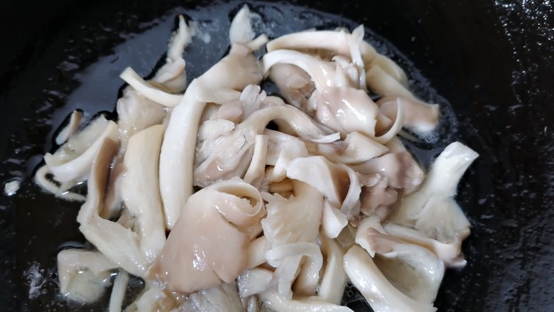 平菇豆腐汤,炒至平菇变软
