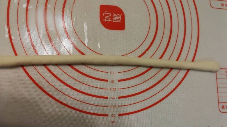 香肠馒头卷,再切成细条,揉圆。